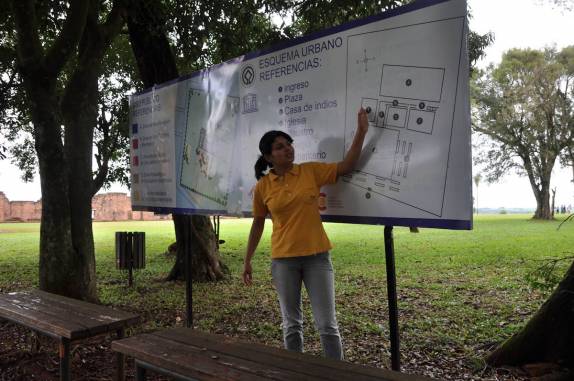A Gabriela nos dá uma aula de arquitetura missionera em Jesus, próximo à Trinidad, no Paraguai